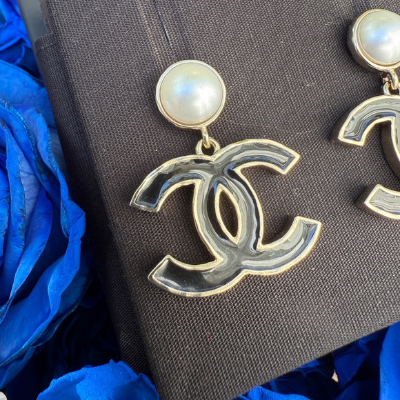 Chanel 25P CC Logo Black Metal Resin Gold Tone Stud White Pearl Pendant Earrings - Picture 12 of 16